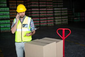 livreur parle au telephone