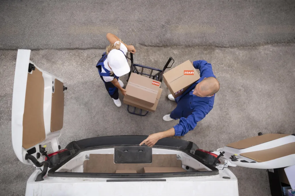 Deux livreurs en plein coups de livraison